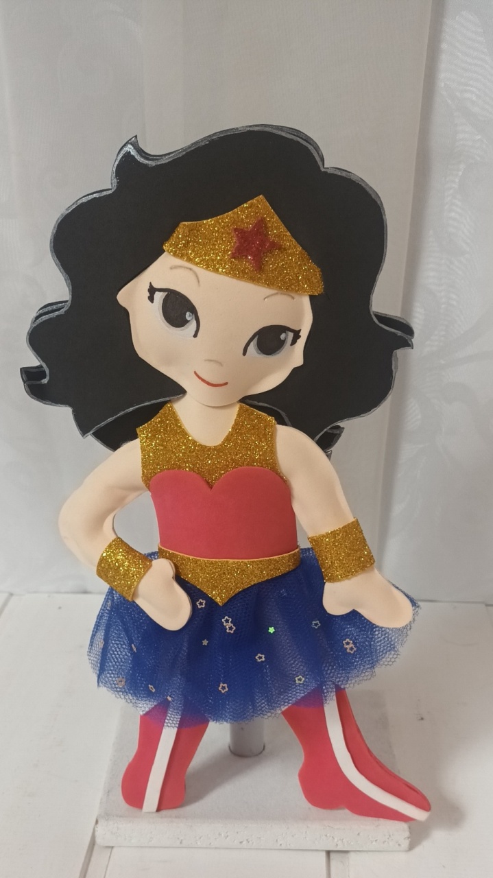 Personagem Eva - Mulher Maravilha - CRIS FEST DECOR - PEGUE E MONTE