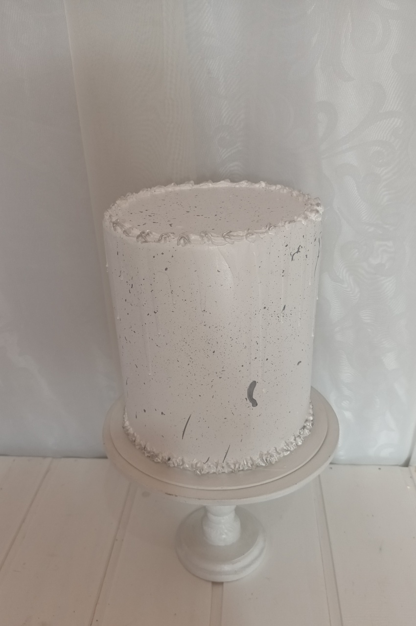 Bolo Fake I  -  Branco E Prata - CRIS FEST DECOR - PEGUE E MONTE
