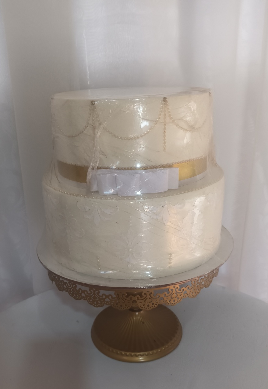 Bolo Fake Ii  - Creme E Dourado - CRIS FEST DECOR - PEGUE E MONTE