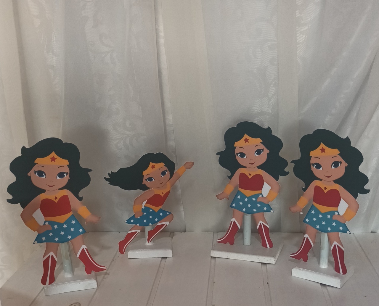 Display de Mesa - Tema: Mulher Maravilha 1 - CRIS FEST DECOR - PEGUE E MONTE
