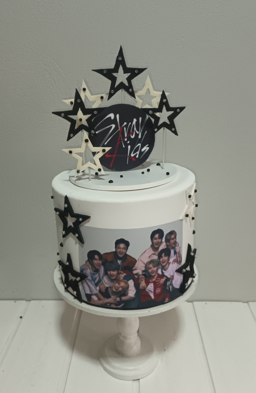 Bolo Fake I  - Stray Kids - CRIS FEST DECOR - PEGUE E MONTE