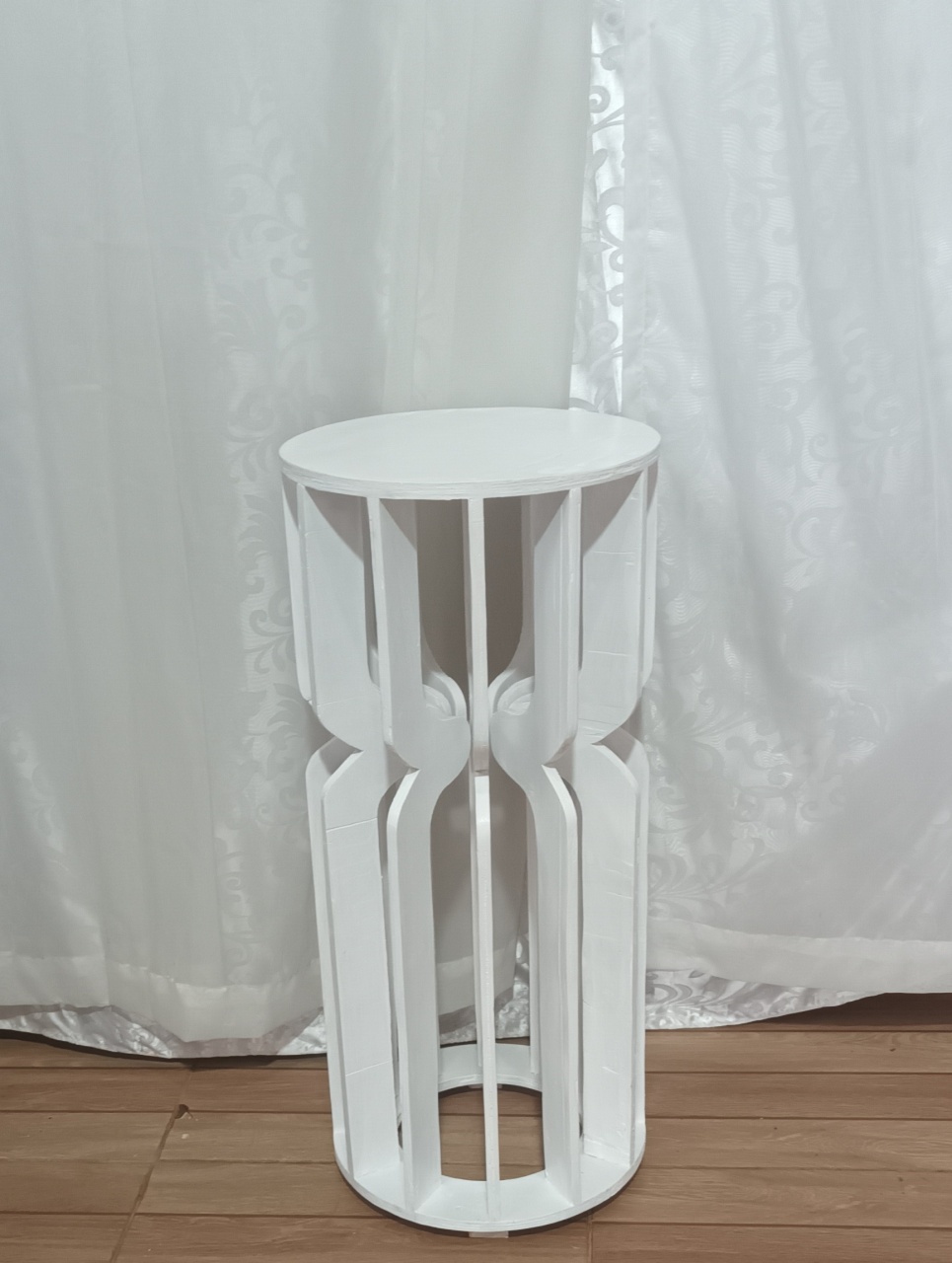 Mesa Ampulheta M - CRIS FEST DECOR - PEGUE E MONTE