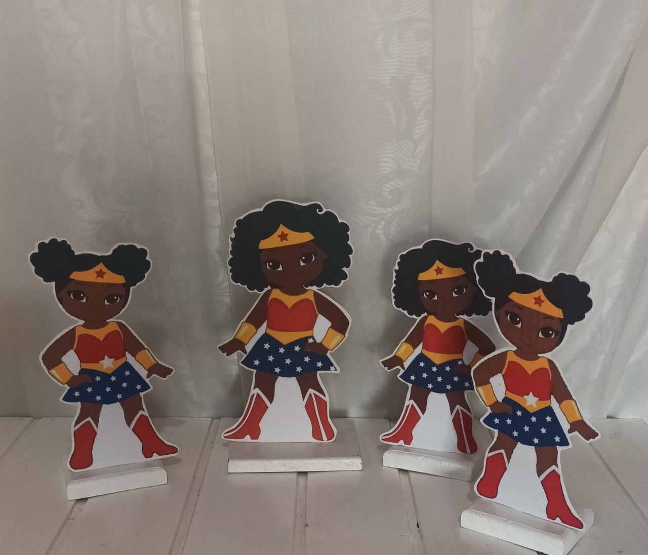 Display de Mesa - Tema: Mulher Maravilha 2 - CRIS FEST DECOR - PEGUE E MONTE
