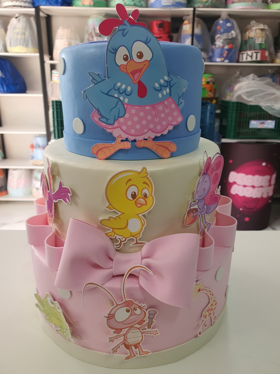 Bolo Fake Galinha Pintadinha 1 - MultiBomFestas