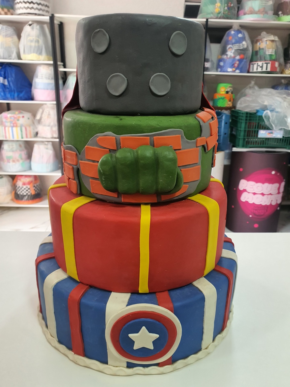 Bolo Fake Vingadores - MultiBomFestas
