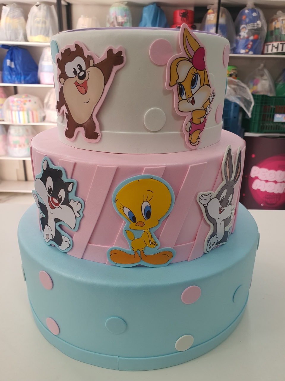 Bolo Fake Baby Looney Tunes - MultiBomFestas