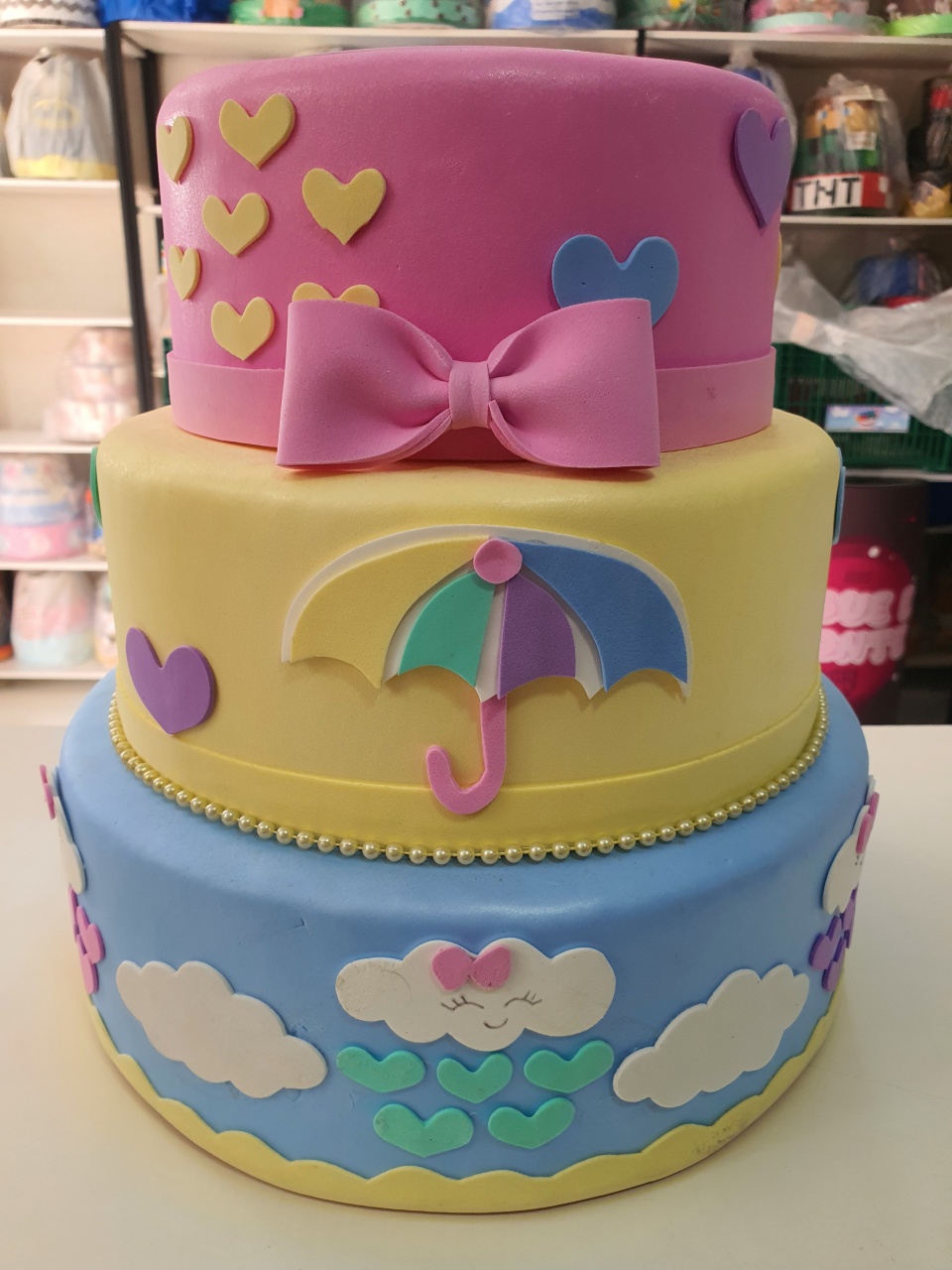Bolo Fake Chuva de Amor - MultiBomFestas