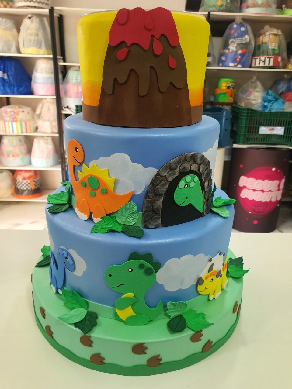 Bolo Fake Dinossauros Baby - MultiBomFestas