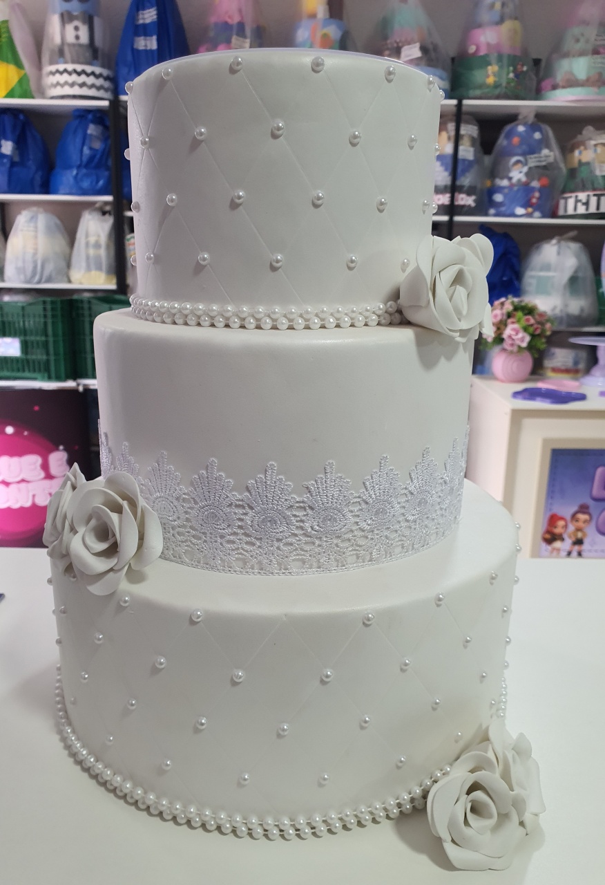 Bolo Fake Branco de Casamento - MultiBomFestas