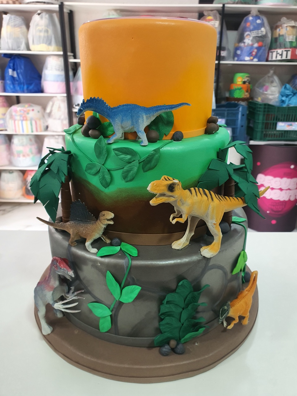 Bolo Fake Dinossauros - MultiBomFestas