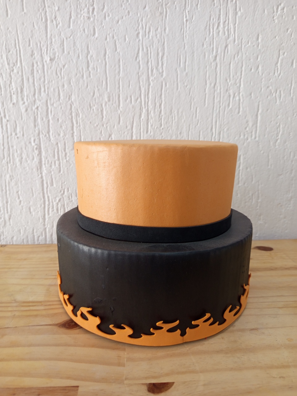 Bolo Fake Preto E Laranja -Dragon Ball - Jujuba Festa e Cia 