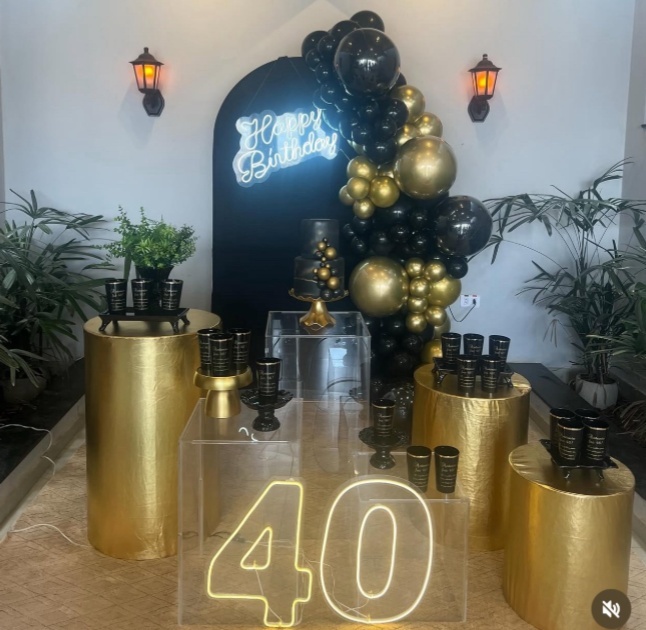 Decoração Completa Prime Preta E Dourada - Jujuba Festa e Cia 