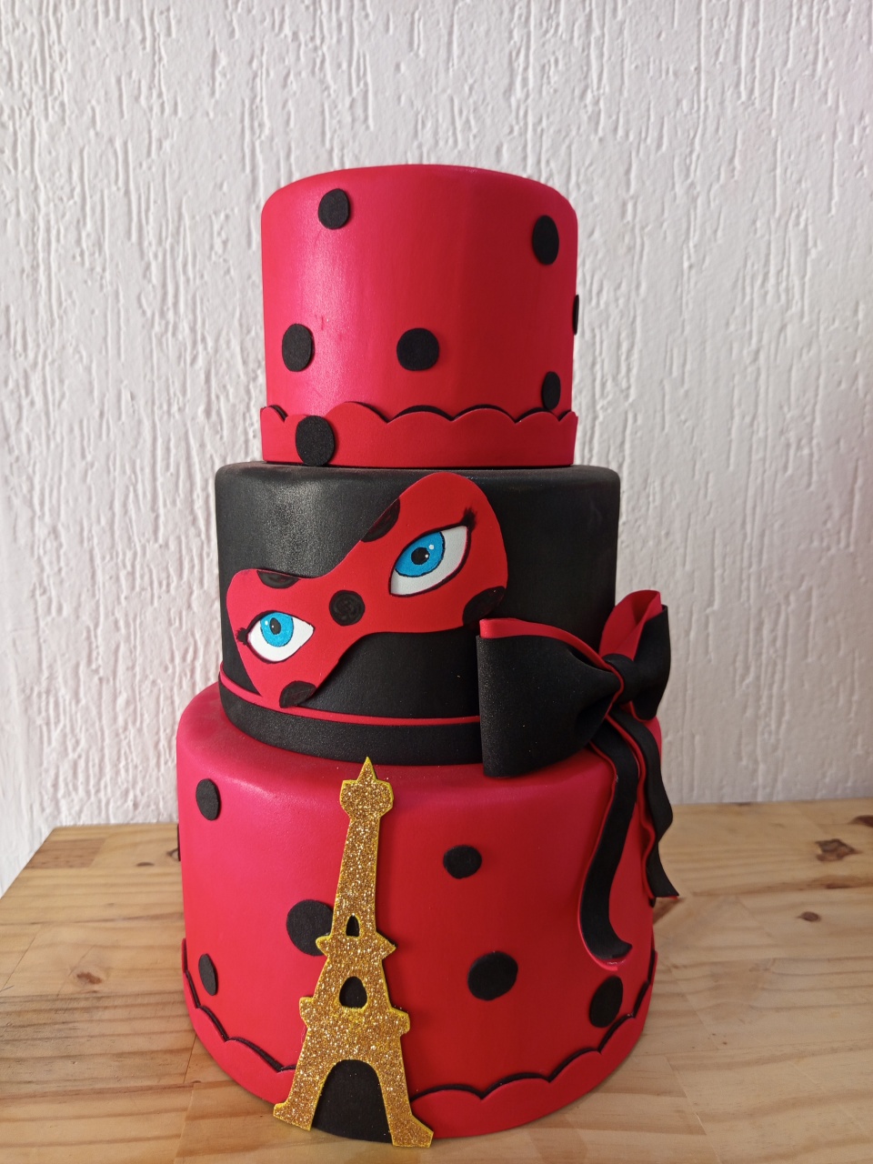 Bolo Fake Lady Bug - Jujuba Festa e Cia 