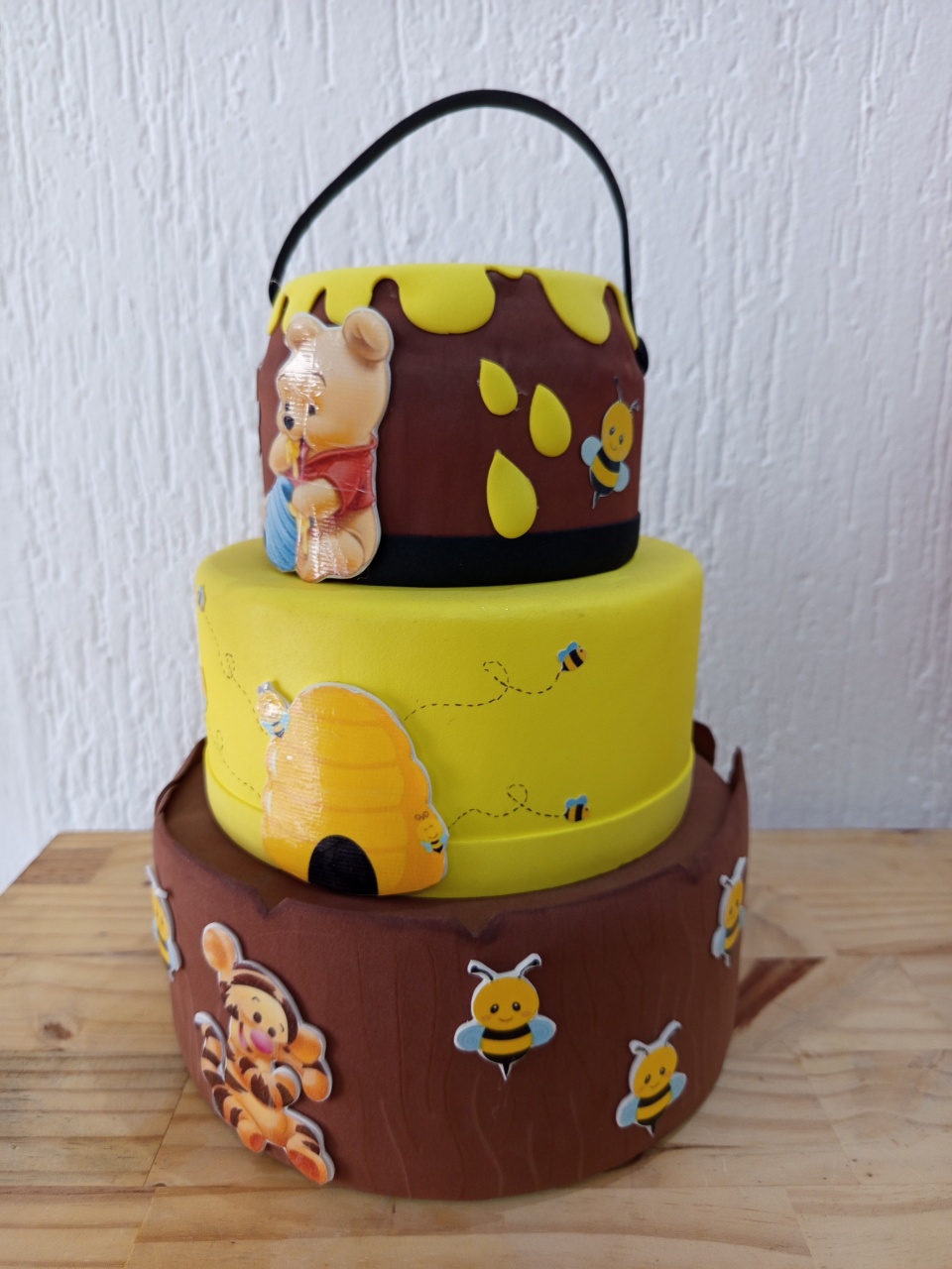 Bolo Fake Ursinho Pooh - Jujuba Festa e Cia 