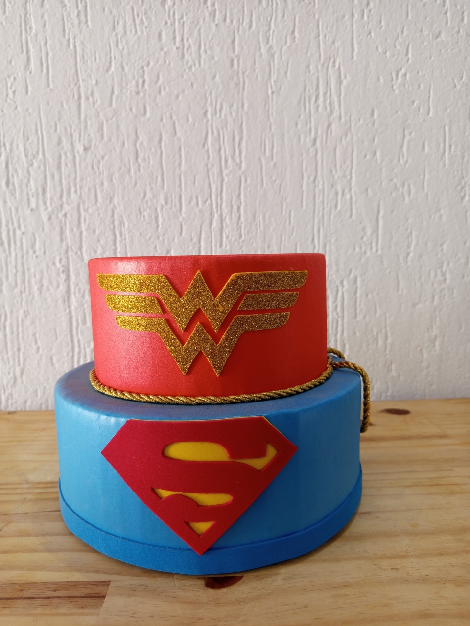 Bolo Fake Superman E Mulher Maravilha - Jujuba Festa e Cia 