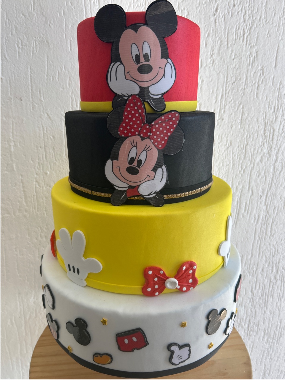 Bolo Fake 4 Andares Mickey - Jujuba Festa e Cia 