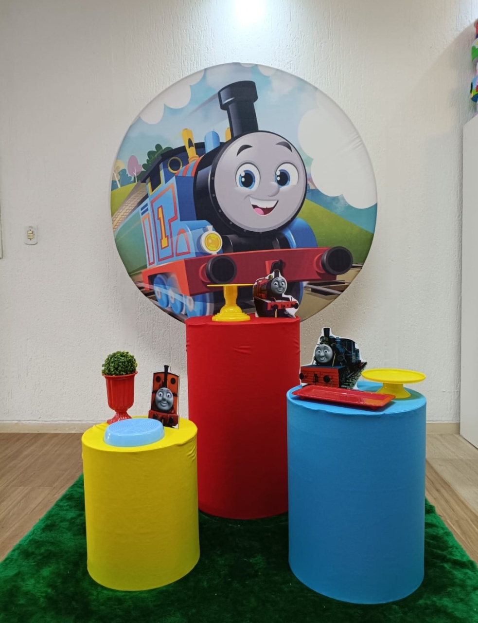 Thomas E Seus Amigos  - Jujuba Festa e Cia 