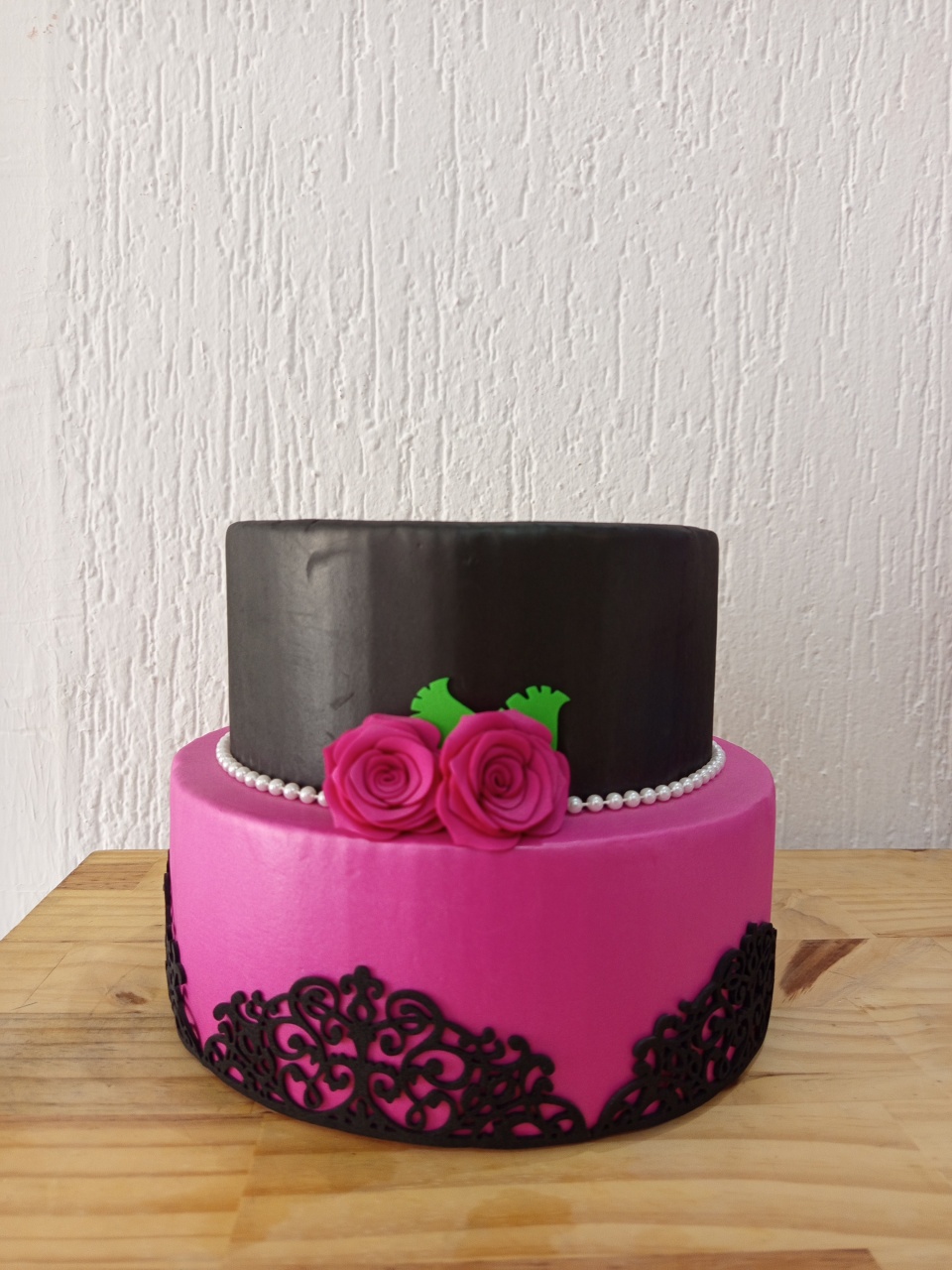 Bolo Fake Pink E Preto  - Jujuba Festa e Cia 