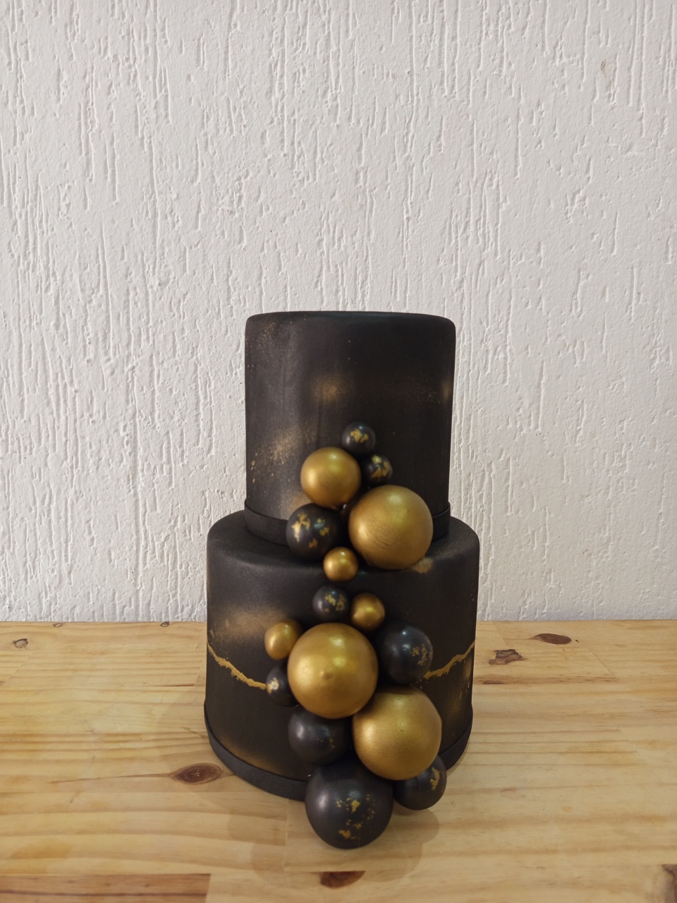 Bolo Fake Preto E Dourado  - Jujuba Festa e Cia 