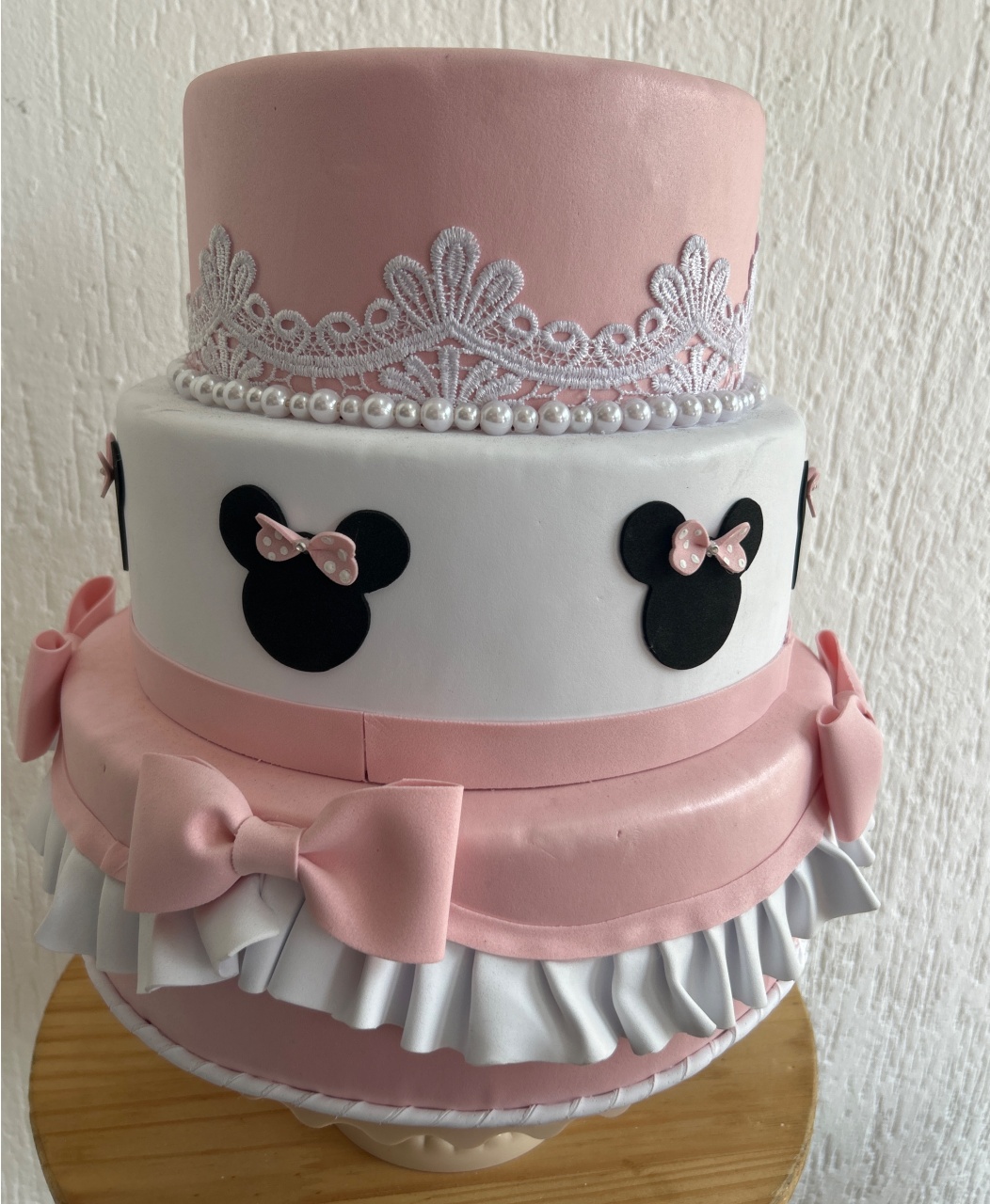 Bolo Fake 3 Andares Miney Rosa E Branco  - Jujuba Festa e Cia 