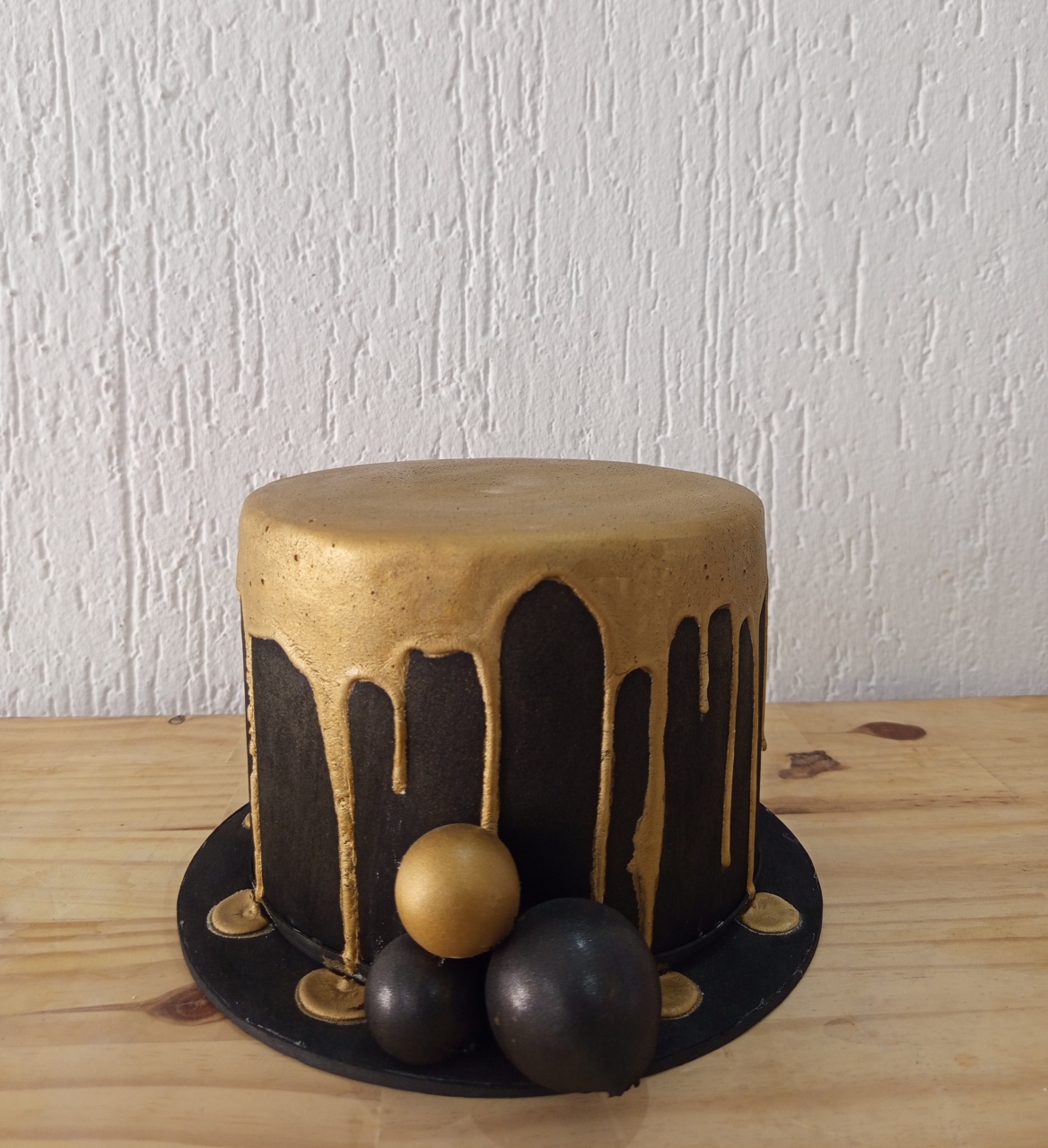Bolo Fake Preto E Dourado  - Jujuba Festa e Cia 