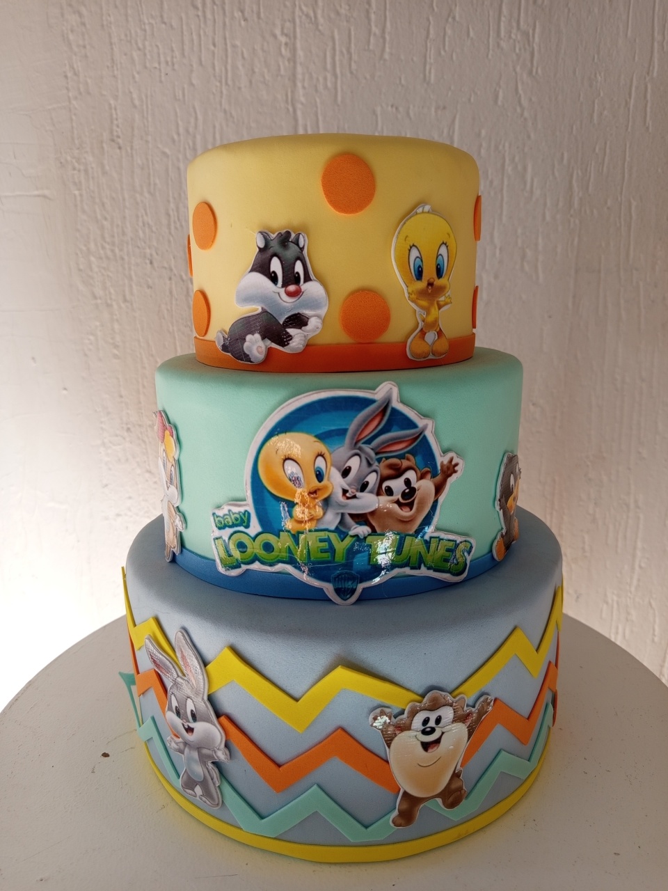 Bolo Fake Baby Looney Tunes  - Jujuba Festa e Cia 