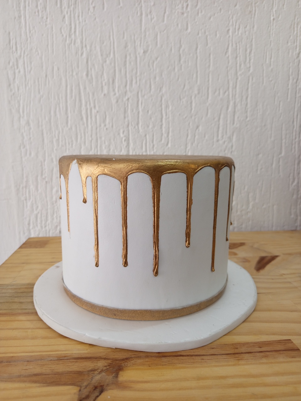 Bolo Fake Branco E Dourado  - Jujuba Festa e Cia 