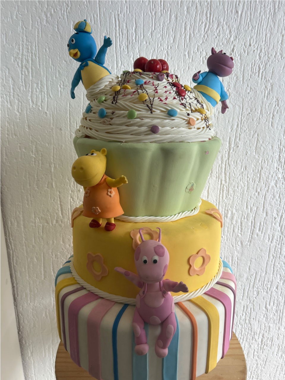 Bolo Fake  Biscuit Peppa Pig  - Jujuba Festa e Cia 