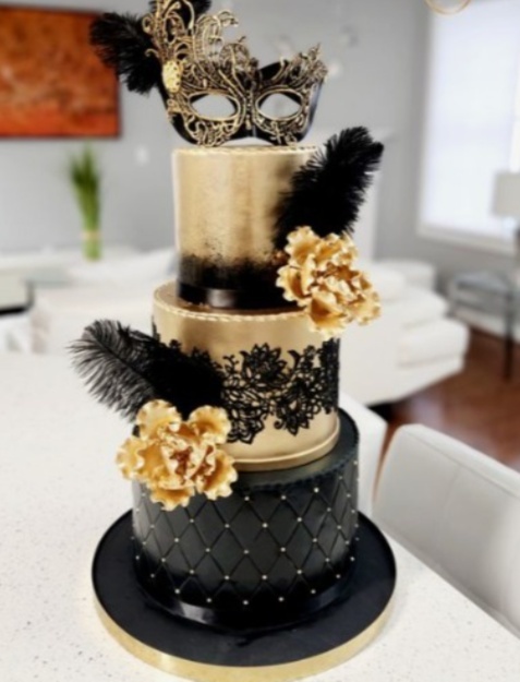 Bolo Fake Preto E Dourado Mascaras - Jujuba Festa e Cia 