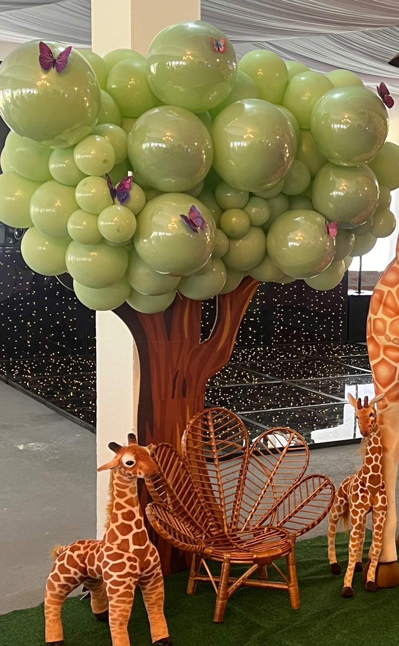 Escultura de Balões - Árvore Com Tronco - Jujuba Festa e Cia 