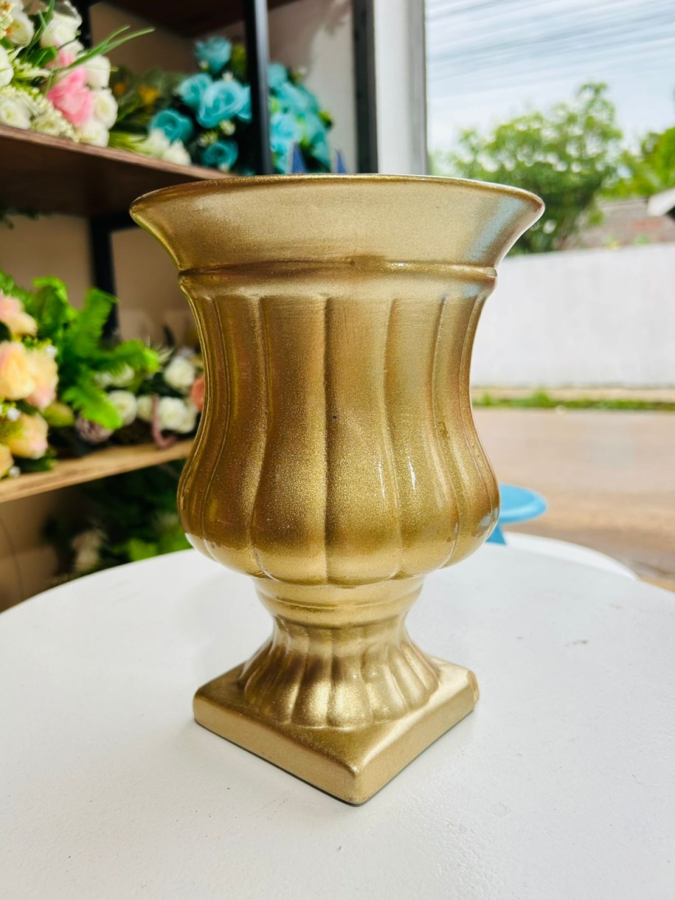 Jarro Roma Dourado Porcelana - Pegue e Monte Flávia Pimentel