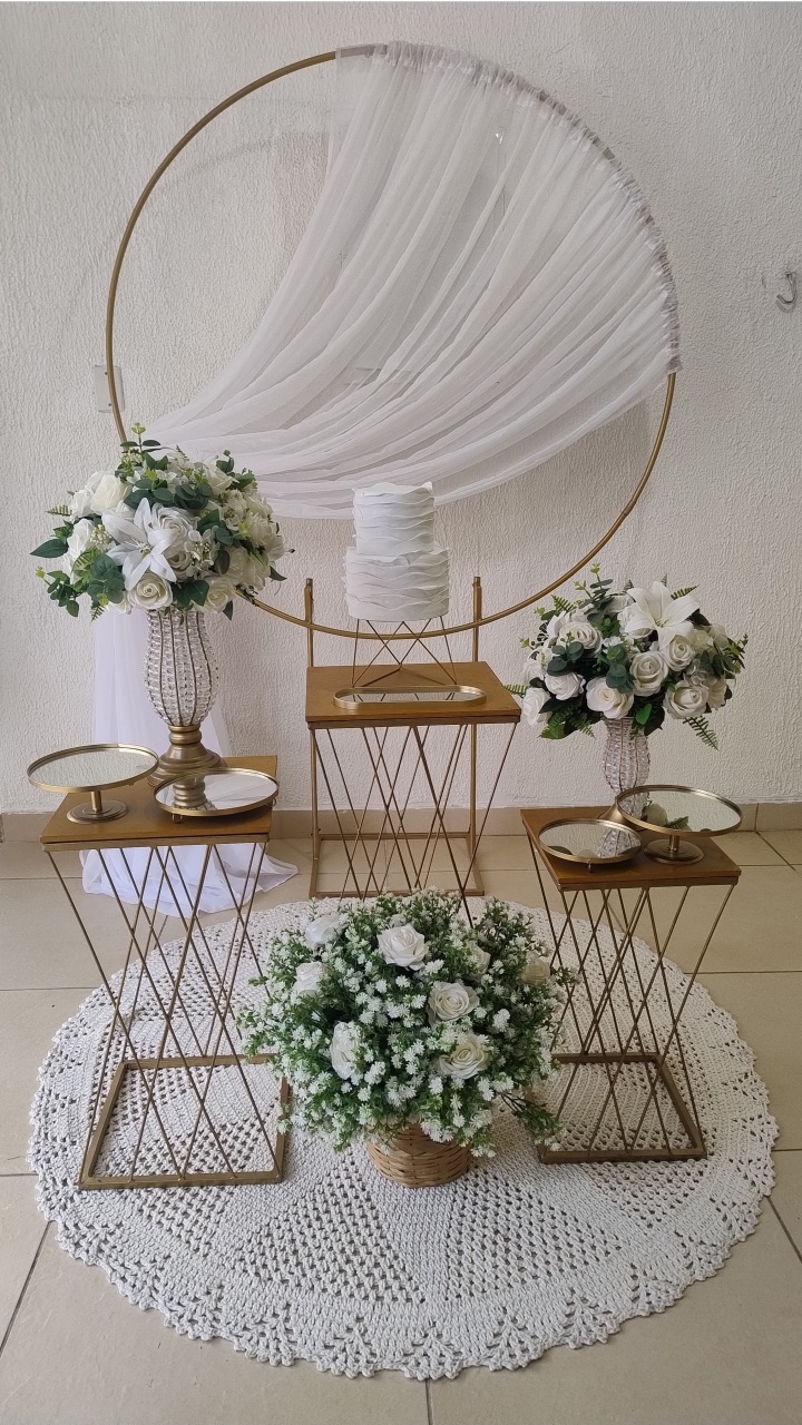 Kit Pegue E Monte Intimista No Estilo Voal Branco Com Trio de Mesa Metálica Trançada Dourada Para Cerimônias de Casamento, Noivado, Renovação de Votos - Neide Locações pegue e Monte 