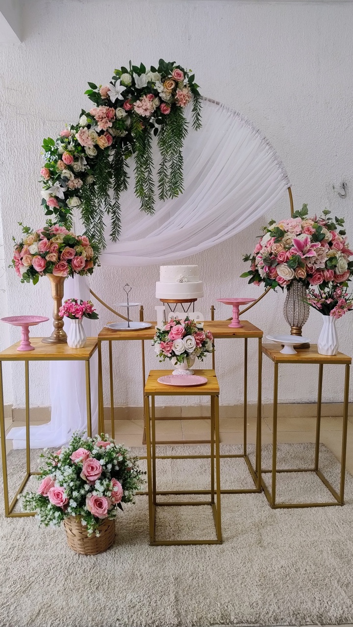 Kit Pegue E Monte Romântico Noivado Casamento Bodas Floral Rosa E Creme Com Mesa Quadrada de Madeira Rústica - Neide Locações pegue e Monte 