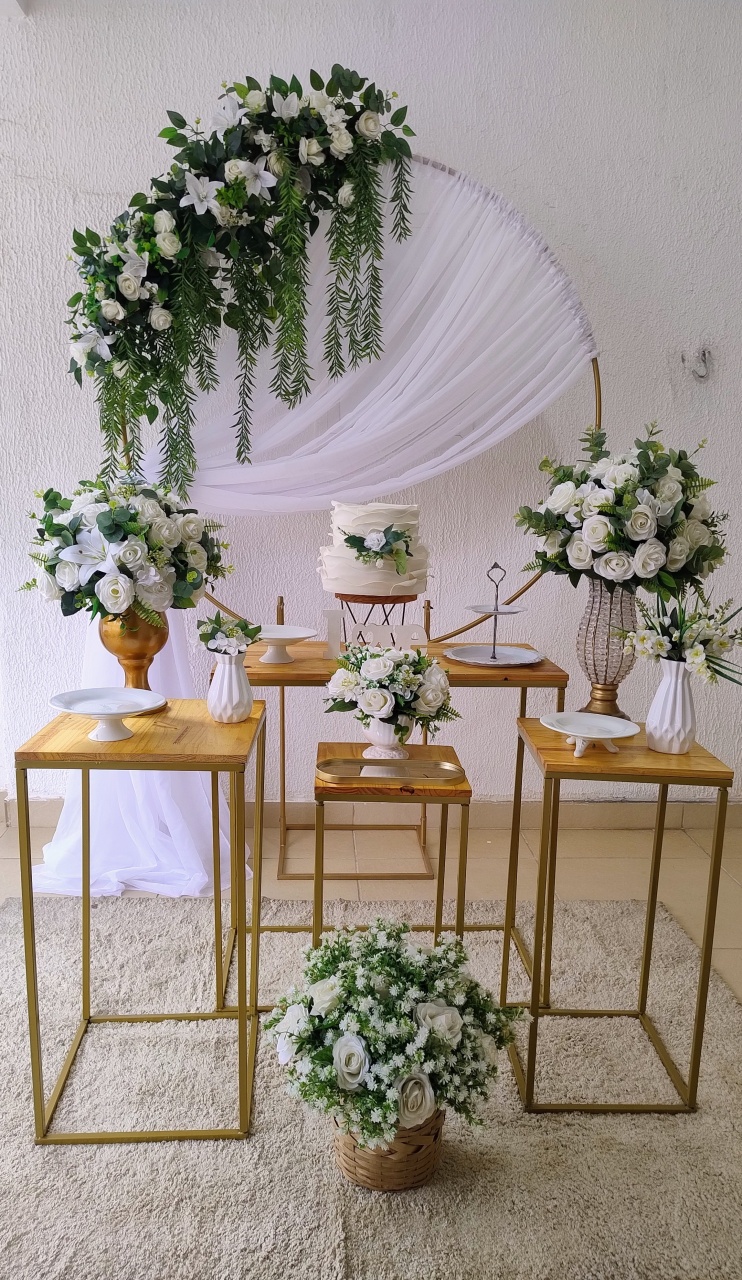 Kit Pegue E Monte Romântico Noivado Casamento Bodas Floral Branco Com Mesa Quadrada de Madeira Rústica - Neide Locações pegue e Monte 