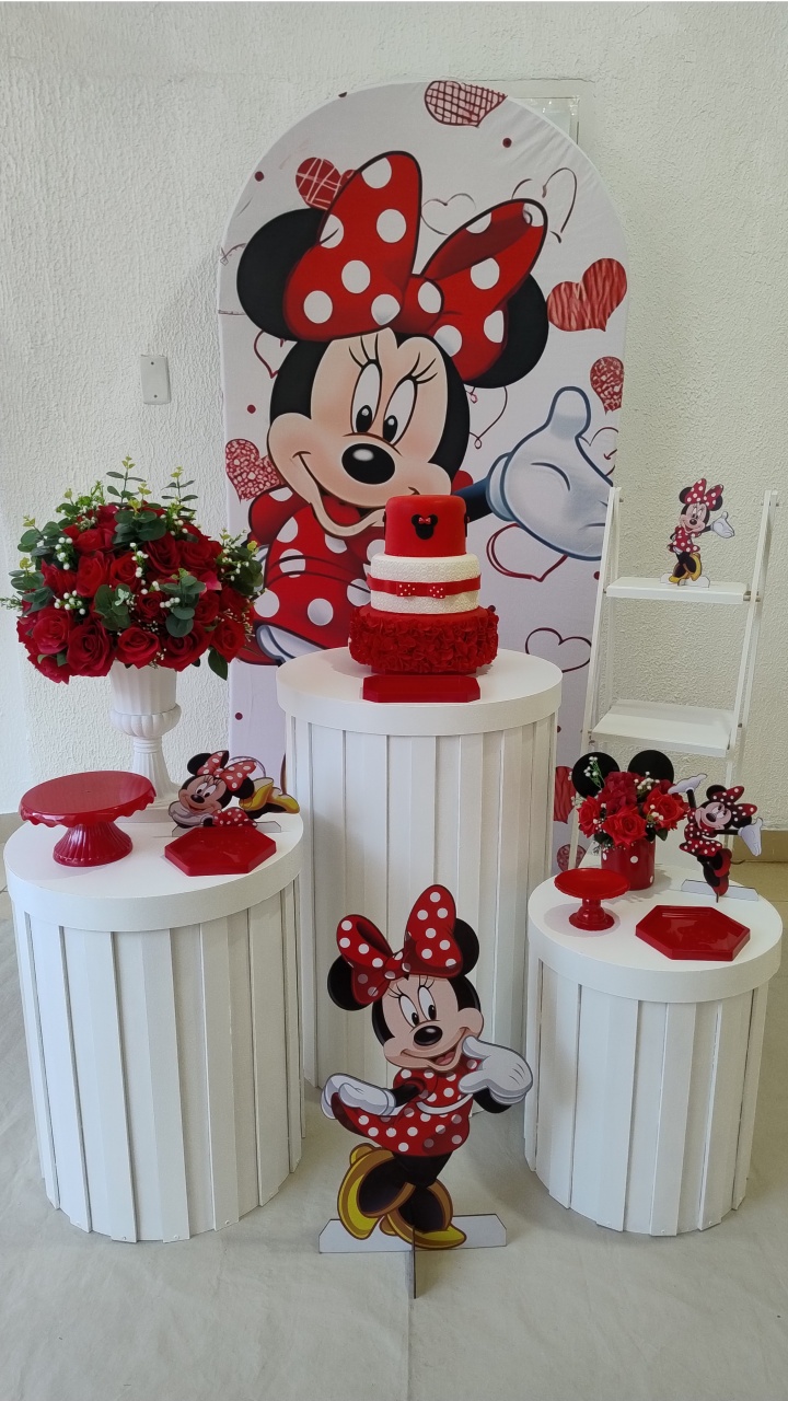 Kit Pegue E Monte Com Painel Romano Trio de Cilindros Ripados, Displays E Escadinha Minnie Vermelha Realeza - Clássico - Neide Locações pegue e Monte 
