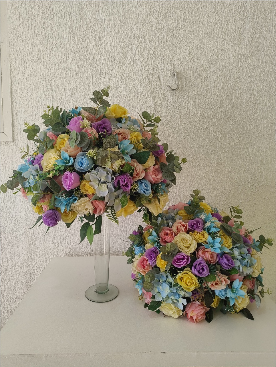 Arranjo Permanente de Flores Artificiais Tamanho P Composto Por Rosas Amarelas, Chiclete, Lilás, Azul-Celeste, Lírios E Hortênsias Azul Claro E Eucaliptos Com Folhagens Verdes - Neide Locações pegue e Monte 