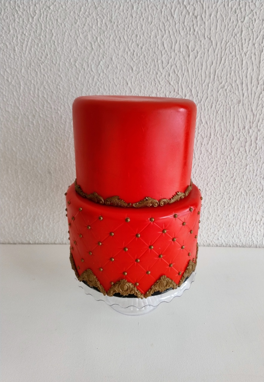 Bolo Cenográfico Elegamte Vermelho / Dourado - Neide Locações pegue e Monte 