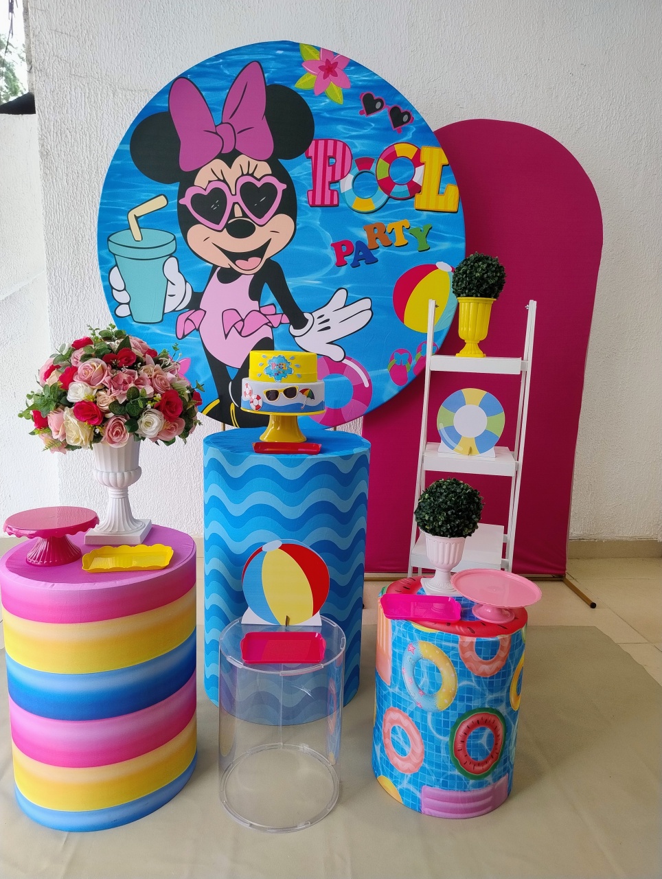 Kit Pegue E Monte Minnie Pool Party Com Cubo de Acrílico, Painel Romano E Escadinha - Clássico - Neide Locações pegue e Monte 