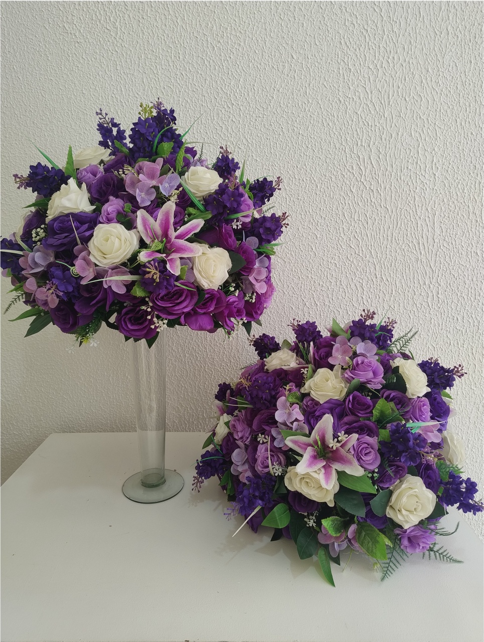 Arranjo Permanente de Flores Artificiais Tamanho P Composto Por Rosas Roxas, Lilás, Brancas E Lírios Lilás Com Folhagens Verdes - Neide Locações pegue e Monte 
