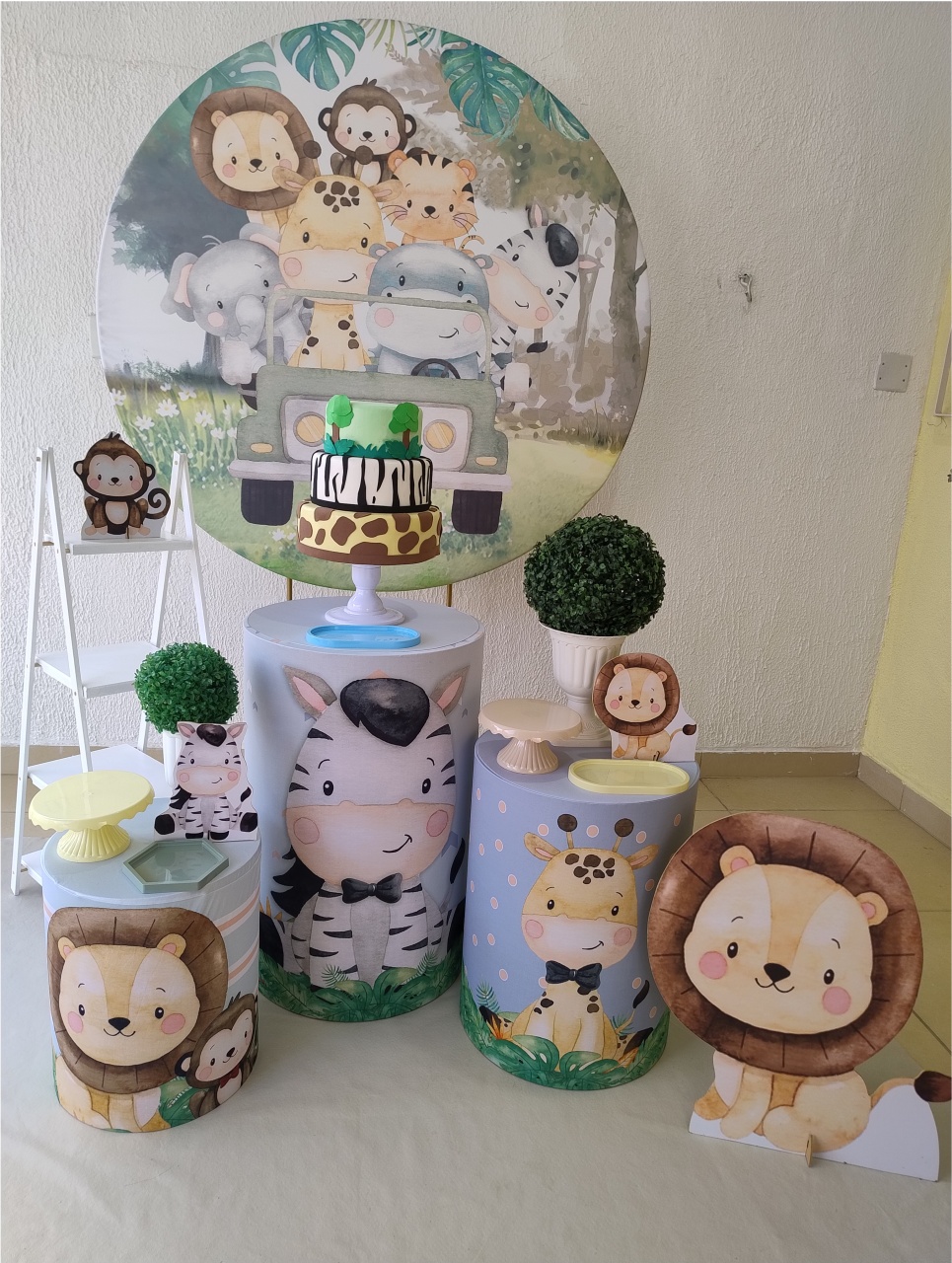 Kit Pegue E Monte Jipe Safari Menino Com Escadinha E Display Versão Candy - Clássico - Neide Locações pegue e Monte 