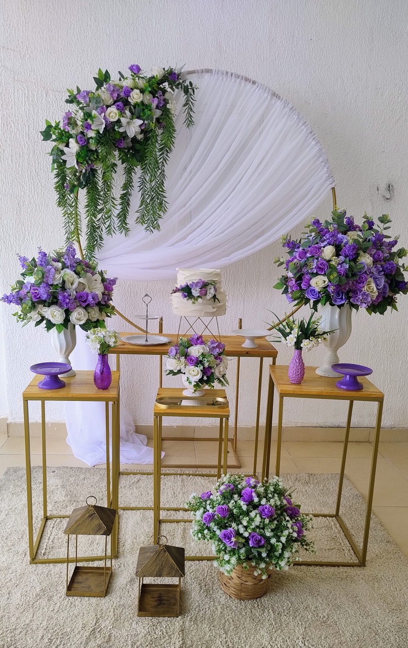 Kit Pegue E Monte Romântico Noivado Casamento Bodas Floral Branco Lilás Com Mesa Quadrada de Madeira Rústica - Neide Locações pegue e Monte 