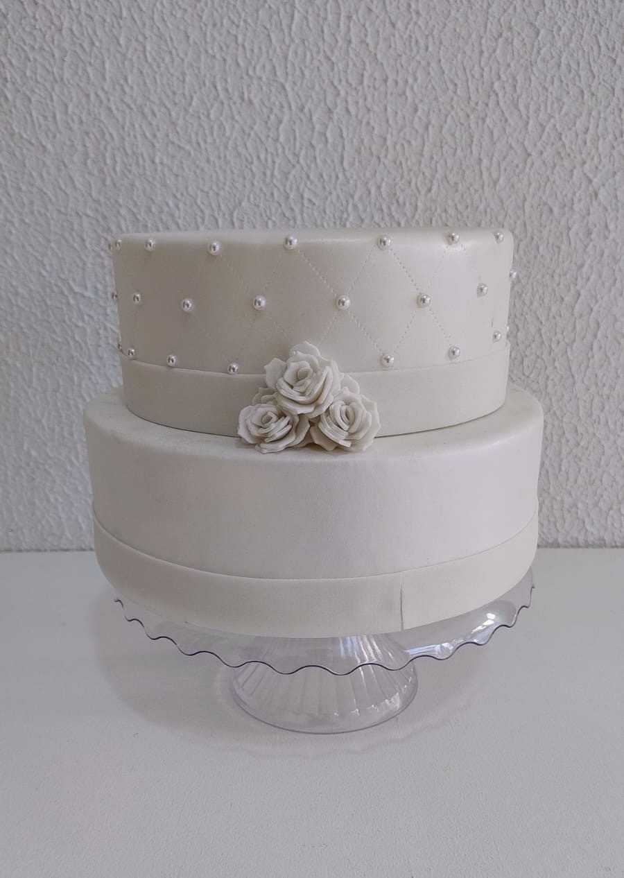 Bolo Cenográfico Noivado Casamento Bodas Branco Com Floral - Neide Locações pegue e Monte 