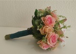 Buquê de Noiva Com Flores Artificiais Composto Por Rosas E Lírios Rosa Para Cerimônias de Casamento - imagem 3