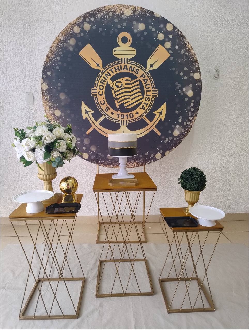 Kit Pegue E Monte Corinthias Dourado Glitter Com Trio de Mesa Metálica Trançada Dourada - Neide Locações pegue e Monte 