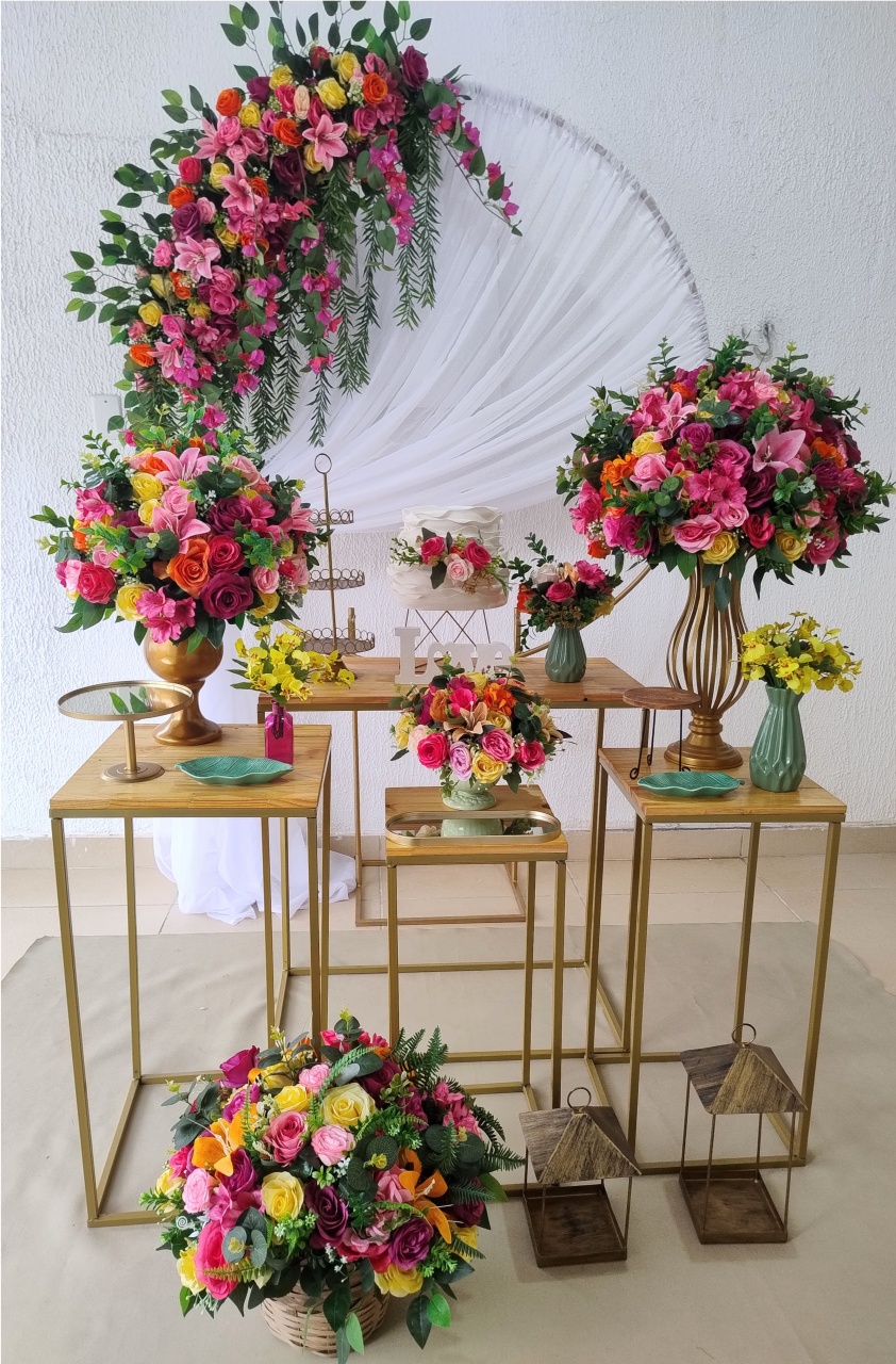 Kit Pegue E Monte Intimista Romântico Floral Pink, Laranja E Amarelo Com 4 Mesas Quadrada de Madeira Rústica Para Noivado Casamento Bodas - Neide Locações pegue e Monte 