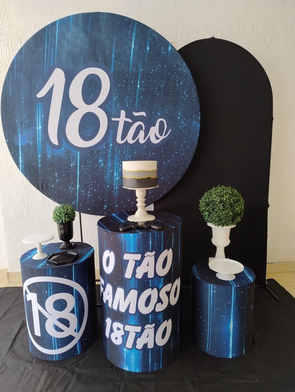 Kit Pegue E Monte Masculino Adulto Dezoitão 18 Anos Com Painel Romano Preto - Clássico - Neide Locações pegue e Monte 