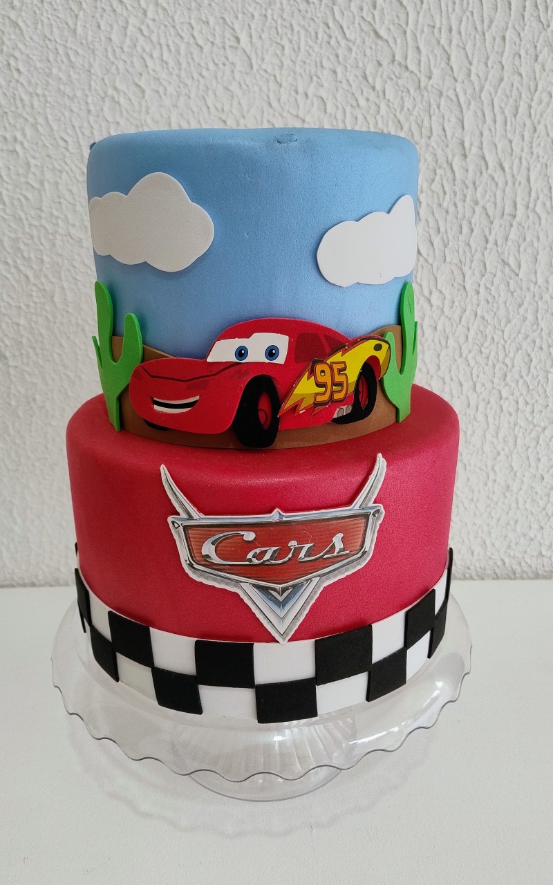 Bolo Cenográfico Carros - Neide Locações pegue e Monte 