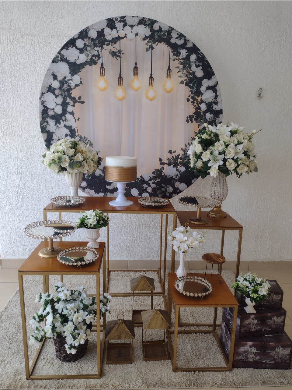 Kit Pegue E Monte Comemorações Feminino Adulto Floral Branco Com Mesas Quadradas E Itens Em Pedrarias - Neide Locações pegue e Monte 