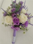 Buquê de Noiva Com Flores Artificiais Composto Por Rosas E Lavandas Lilás Roxo Intenso E Violeta Para Cerimônias de Casamento - imagem 2