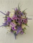 Buquê de Noiva Com Flores Artificiais Composto Por Rosas E Lavandas Lilás Roxo Intenso E Violeta Para Cerimônias de Casamento - imagem 3